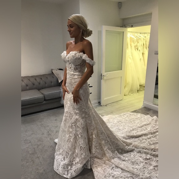 Enzoani Odette Embroidered Floral Lace Wedding Gown Brand New Unaltered size 2 - Picture 9 of 13